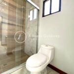 RESIDENCIA EN FRACCIONAMIENTO CON CASA CLUB Y GIMNASIO