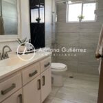 CASA DE 1 PLANTA EN ESQUINA CON ALBERCA