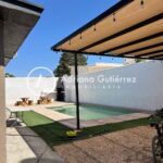 CASA DE 1 PLANTA EN ESQUINA CON ALBERCA