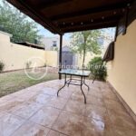 CASA EQUIPADA Y CON JARDÍN EN PATIO, EN SECTOR SENDERO