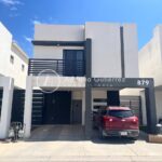 CASA EQUIPADA CON CELDAS SOLARES EN ZONA SENDERO