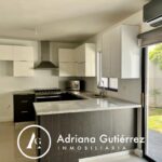 CASA FRENTE A PARQUE EN CALZADA DEL RÍO