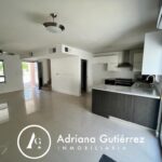 CASA FRENTE A PARQUE EN CALZADA DEL RÍO